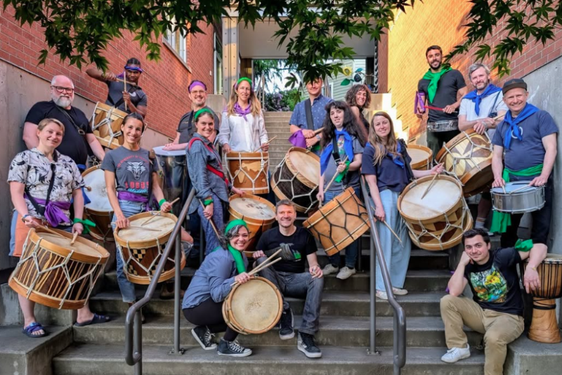 Maracatu com a banda brasileira Baque Maré no festival HONK! neste fim de semana