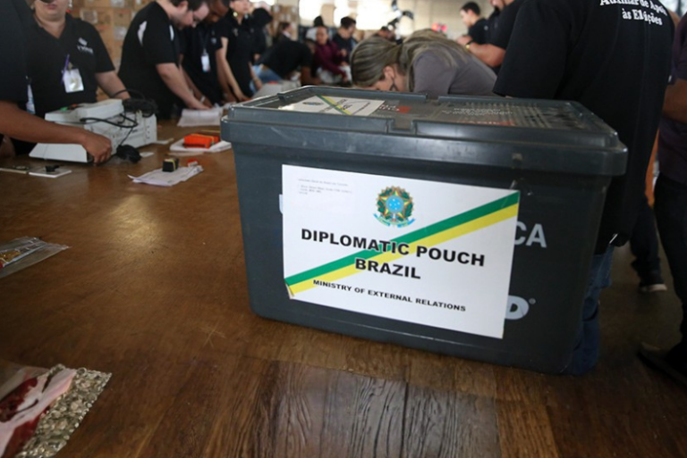 TSE suspende emissão, transferências e regularizações eleitorais até novembro.Veja como isso impacta a emissão de passaporte.